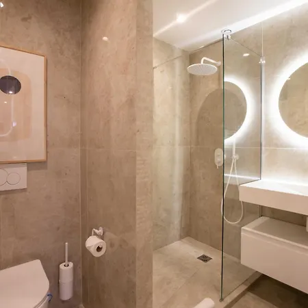 2 Bed Flat - Hyper Centre St Tropez شقة *